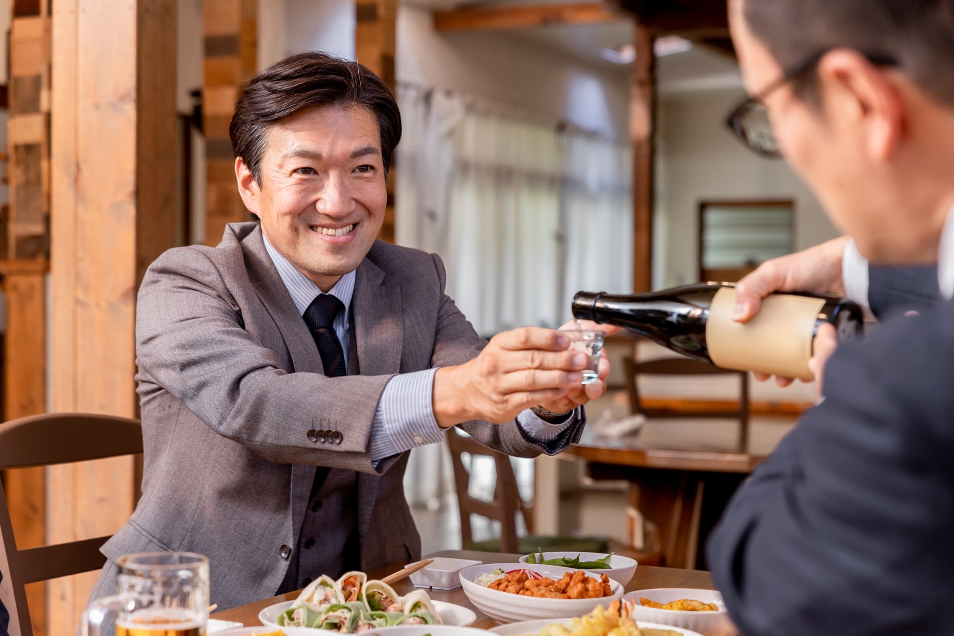 接待・飲み会でお酌されるビジネスマン