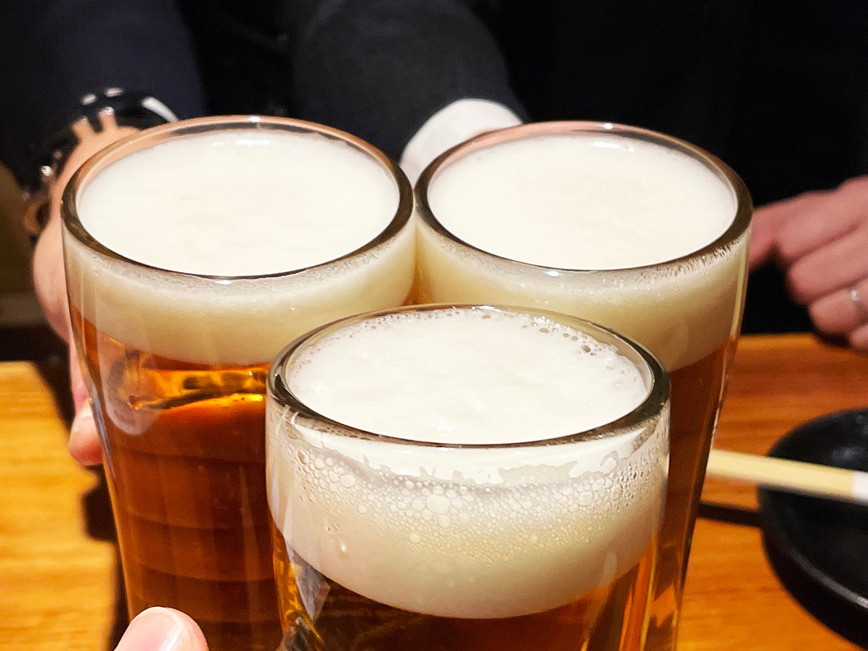 ビジネスでの飲み会 生ビールで乾杯シーン