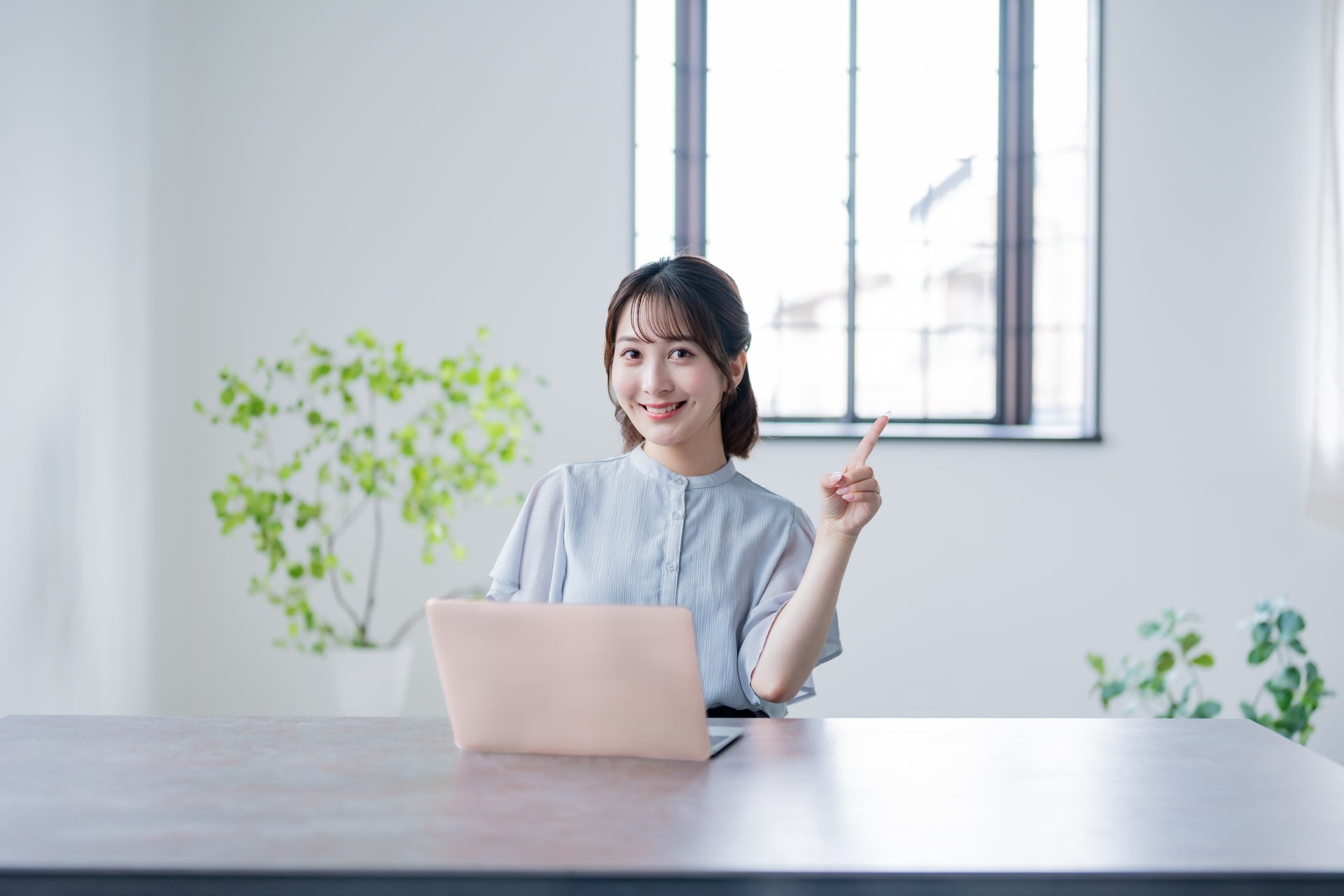 パソコン作業をする若い日本人女性