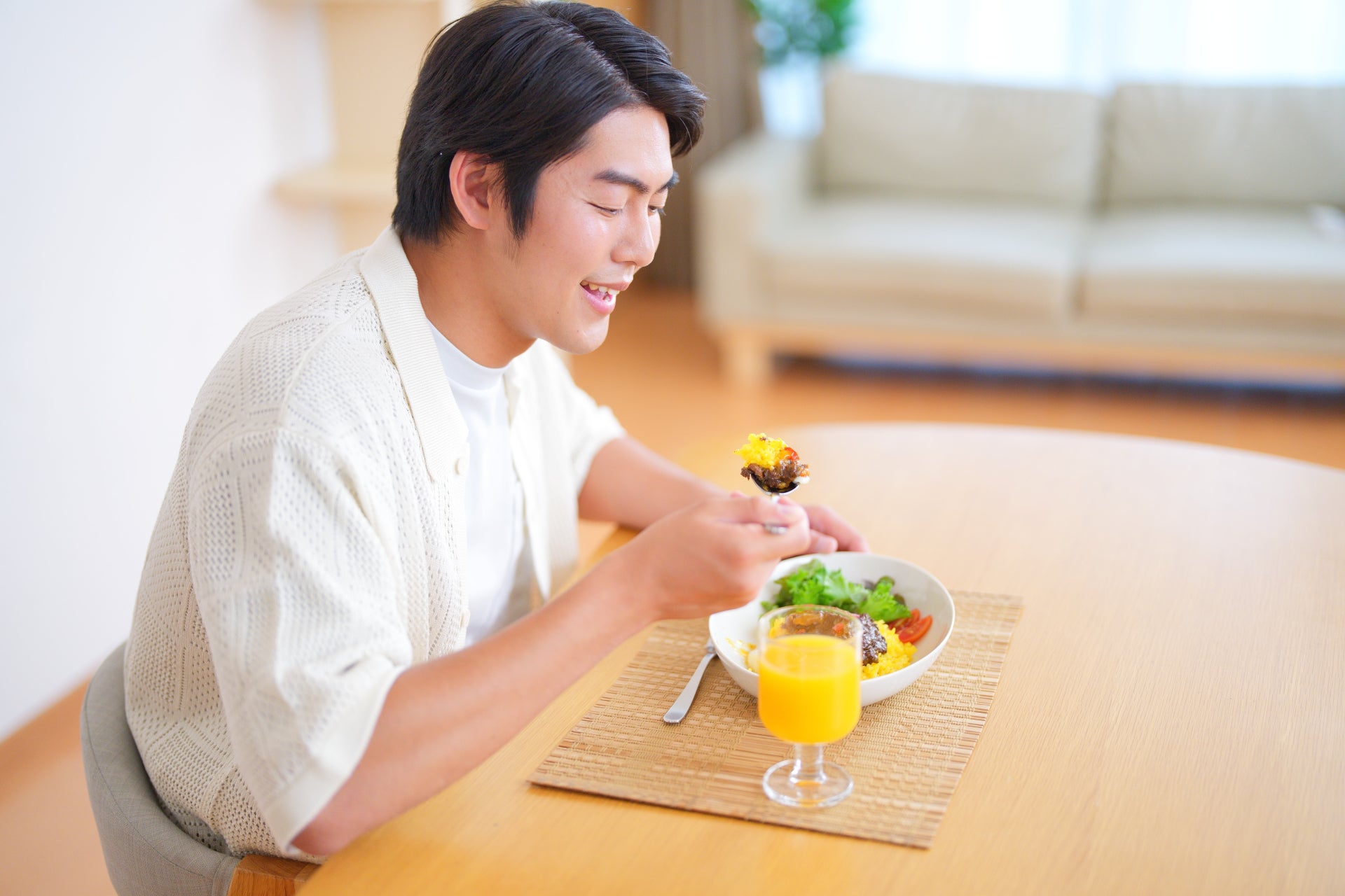 笑顔で食事中の男性