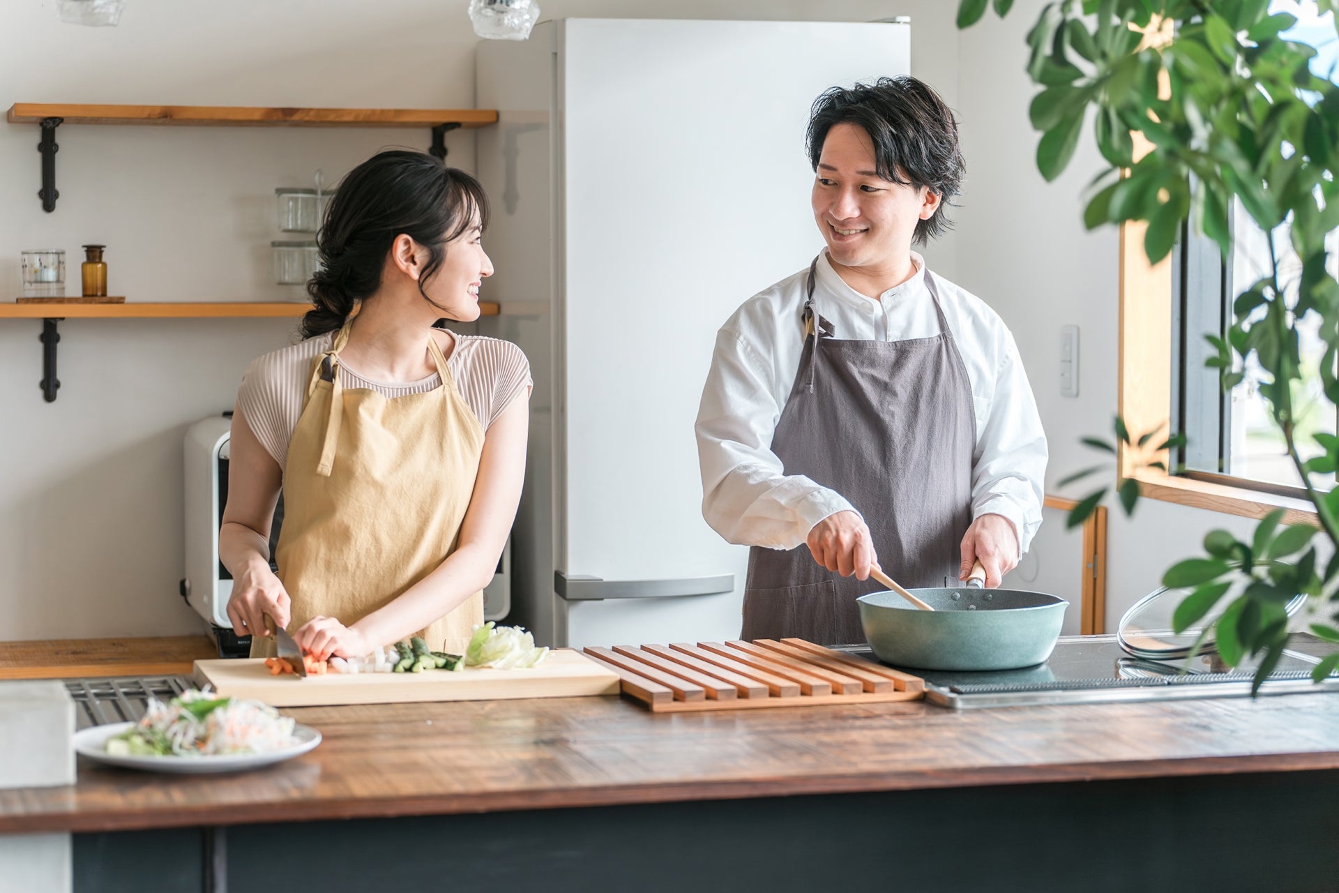 キッチンで料理をする男女