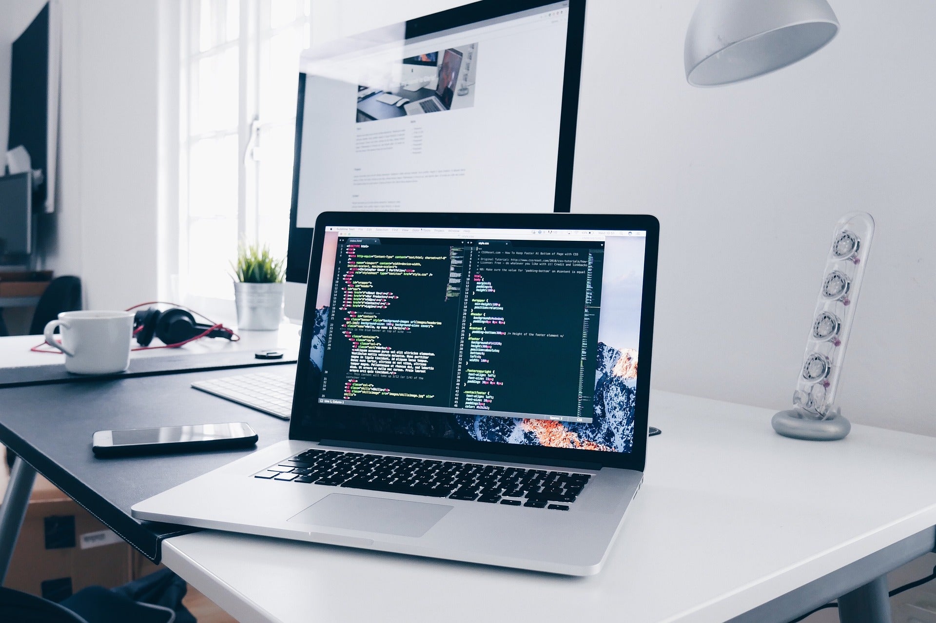 デスクの上にあるMacBookPro